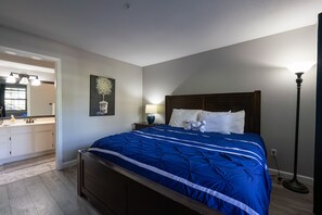2 bedrooms, desk, iron/ironing board, WiFi - 2-BR Updated WALK-IN Condo ~ 2 Pools ~ Near the Strip ~ FREE TICKETS INCLUDED! (FHC-13) (Branson)