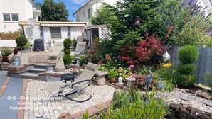 A patio with a grill, lounge chairs, and a small pond with water lilies. - Fe apartm., in a quiet location, 5 minut. from the S-Bahn + Regio train station (Meckesheim)