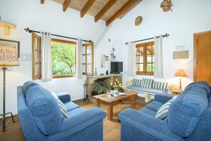 Televisie, een dvd-speler, een tafeltennistafel en een stereo