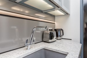 City Studio | Private kitchenette | Microwave, electric kettle, toaster, cookware/dishes/utensils