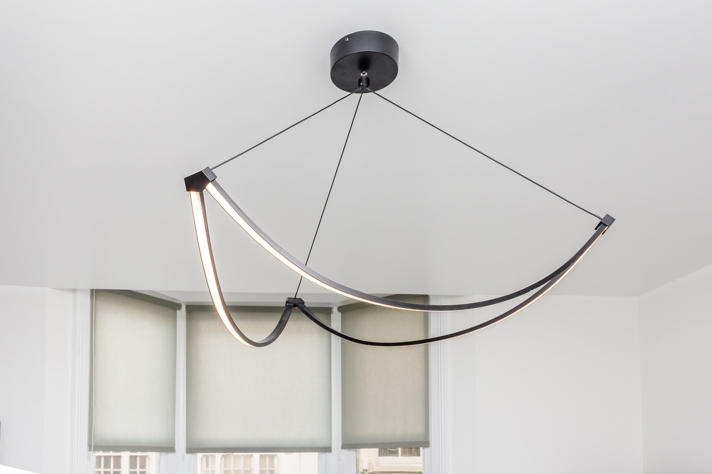 Een moderne plafondlamp met een minimalistisch ontwerp.