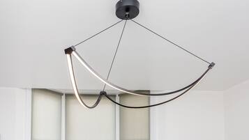 Een moderne plafondlamp met een minimalistisch ontwerp.