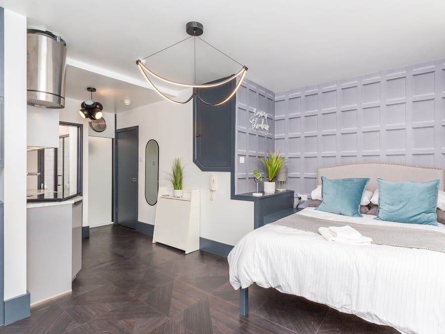 Studio – city | Oppholdsområde | En 35-tommers smart-TV med kabel-kanaler samt TV og Netflix