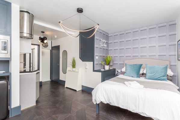 City studio | Woonruimte | Een 35-inch smart-tv met kabelzenders, televisie en Netflix