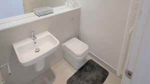 Shower, hair dryer, towels, soap - (189OC-16) 2 Bedroom Flat in Bournemouth Town Centre (Bournemouth)