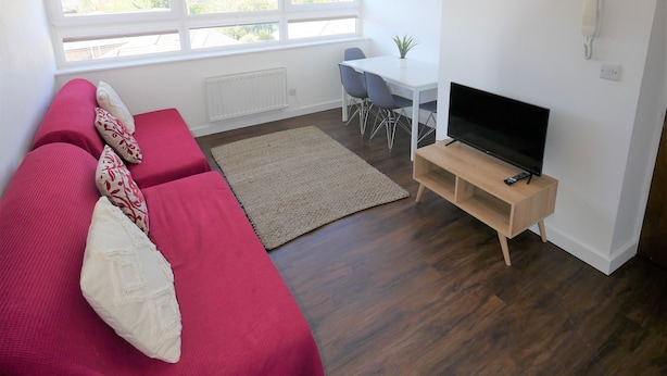 Smart TV - (189OC-16) 2 Bedroom Flat in Bournemouth Town Centre (Bournemouth)