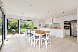 Dining - Sea Haven McCrae - Stunning coastal views, tranquil family retreat, close to beach (McCrae)