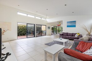 TV - Sea Haven McCrae - Stunning coastal views, tranquil family retreat, close to beach (McCrae)