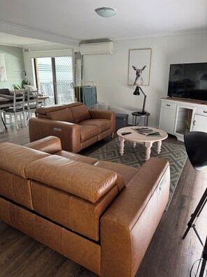 Smart TV - Cute Beach Cottage (Rosebud)