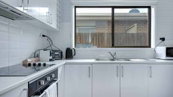 Fridge, oven, stovetop, coffee/tea maker