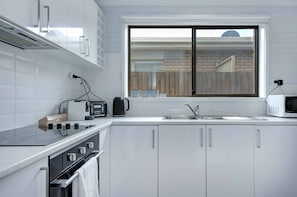 Fridge, oven, stovetop, coffee/tea maker
