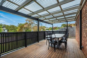 Outdoor dining - Cute Beach Cottage (Rosebud)