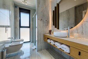 Regadera, secadora de cabello, bidet, toallas 