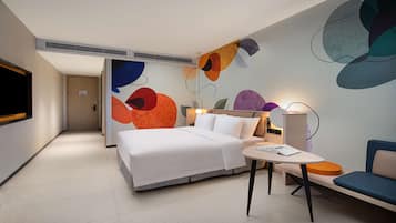 ألحفة محشوة بالريش وميني بار وخزنة داخل الغرفة وستائر تعتيم