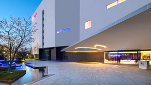 Un edificio moderno con fachada de vidrio y un cartel que dice 'DAWA'.