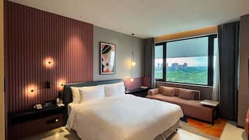 غرفة ديلوكس - سرير ملكي - بمنظر للنهر | ألحفة محشوة بالريش وميني بار وخزنة داخل الغرفة وستائر تعتيم