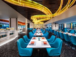 Daily buffet breakfast (CNY 98 per person)