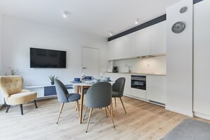 Standard-Apartment | Wohnbereich | 40-Zoll-Flachbildfernseher mit Kabelempfang, Fernseher
