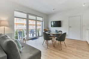 Apartamento estándar | Zona de estar | Televisión de pantalla plana de 40 pulgadas con canales por cable