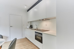 Refrigerador, cafetera/tetera, tetera/pava eléctrica, mesa de comedor