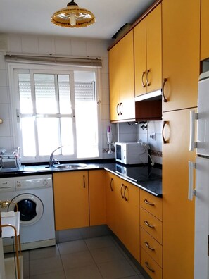 Een koelkast, een magnetron, een kookplaat