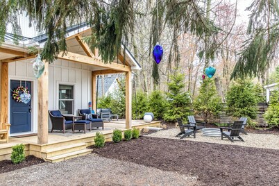 Cozy All Seasons Escape:Enjoy the Hot Tub and Cozy up!