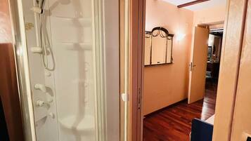 Dusche, Haartrockner, Bidet, Toilettenpapier