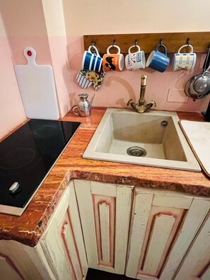 Frigorifero, tavolo da pranzo