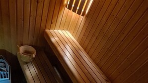 A wooden sauna with benches and a bench seat. - La Vallée Blanche (Huez)