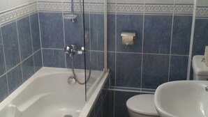 A bathroom with a bathtub, toilet, and sink. - La Vallée Blanche (Huez)