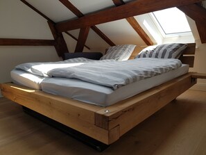 2 bedrooms, travel cot, free WiFi, bed sheets