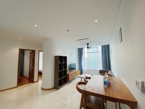 Signature suite | Woonruimte | Een 40-inch smart-tv met digitale zenders, een televisie en Netflix