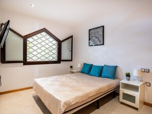 3 slaapkamers, een strijkplank/strijkijzer, internet, beddengoed