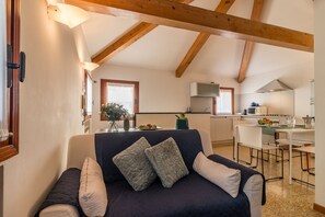 Apartamento City | Zona de estar | Una televisión