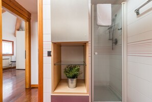 City Apartment | Bathroom | Shower, bidet, towels, soap - Ca' Ludovica (Venice)