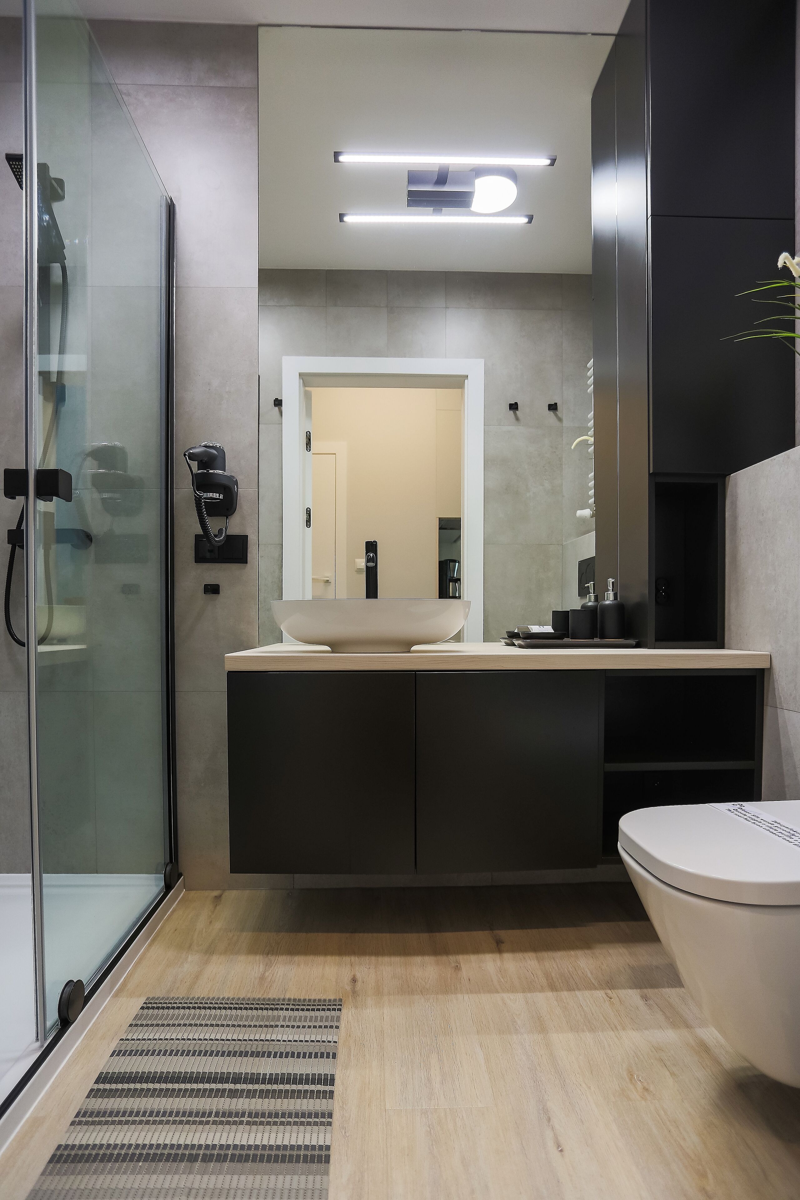 Standaard studio suite | Badkamer | Een douche, een haardroger, handdoeken, toiletpapier