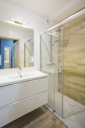 Standard-Studio | Badezimmer | Dusche, Haartrockner, Handtücher, Toilettenpapier