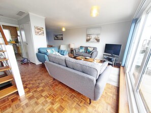 Smart TV - Sea Breeze, Selsey -  a town house that sleeps 6 guests  in 3 bedrooms (Chichester)