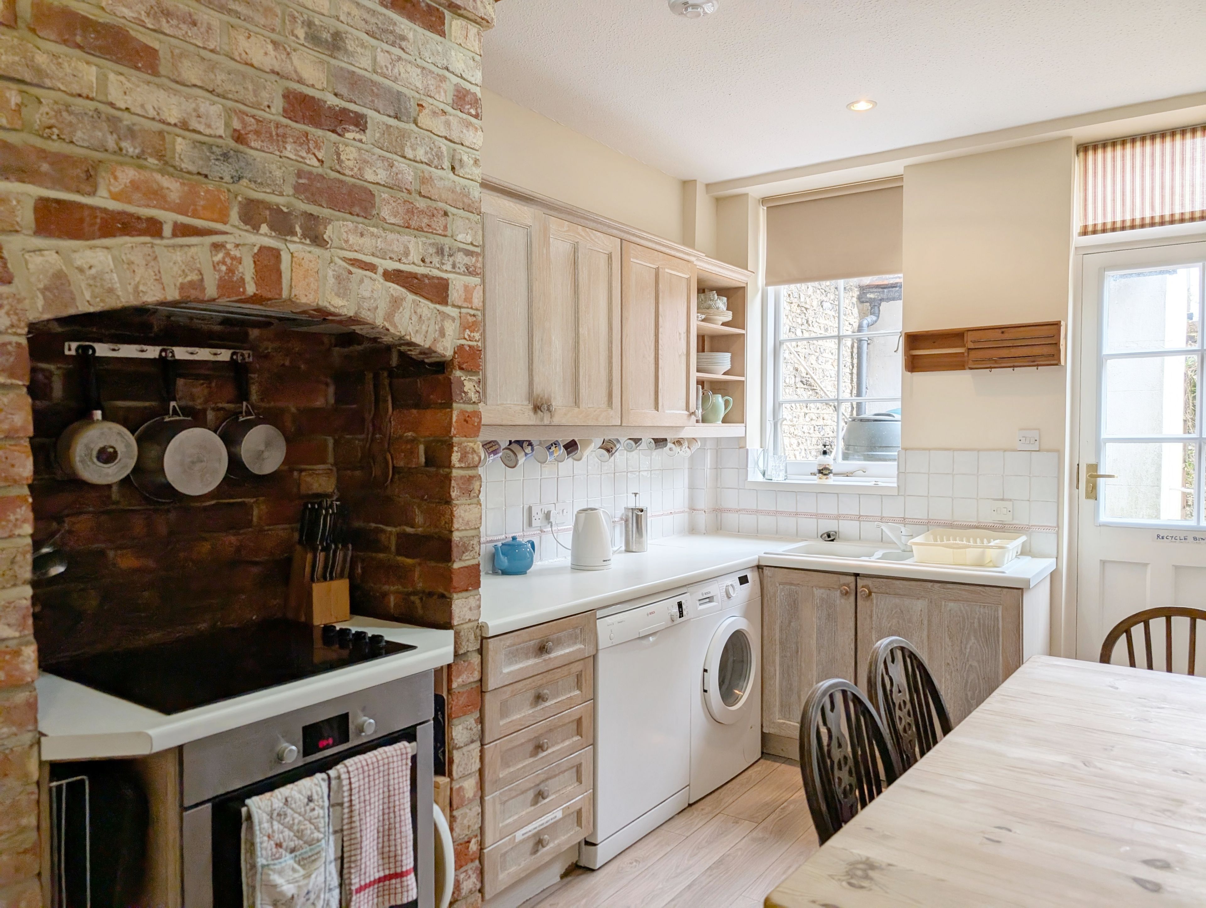 雪櫃、微波爐、焗爐、洗碗機