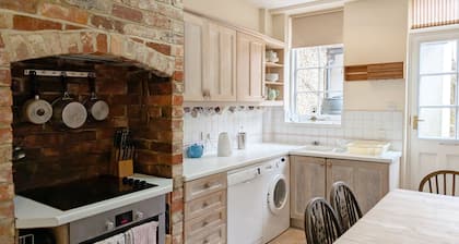 Pepper Pot Cottage , Compton - a cottage that sleeps 6 guests in 3 bedrooms