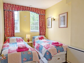 3 bedrooms, iron/ironing board, WiFi, bed sheets - Pepper Pot Cottage , Compton -  a cottage that sleeps 6 guests  in 3 bedrooms (Chichester)