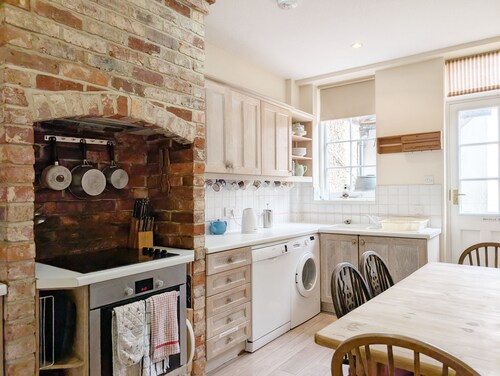 Pepper Pot Cottage , Compton -  a cottage that sleeps 6 guests  in 3 bedrooms