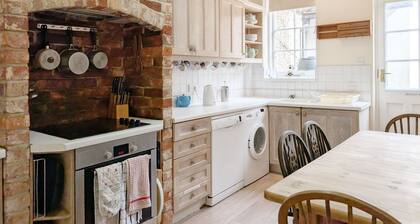 Pepper Pot Cottage , Compton - a cottage that sleeps 6 guests in 3 bedrooms