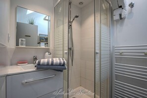 Dusche, Haartrockner, Handtücher