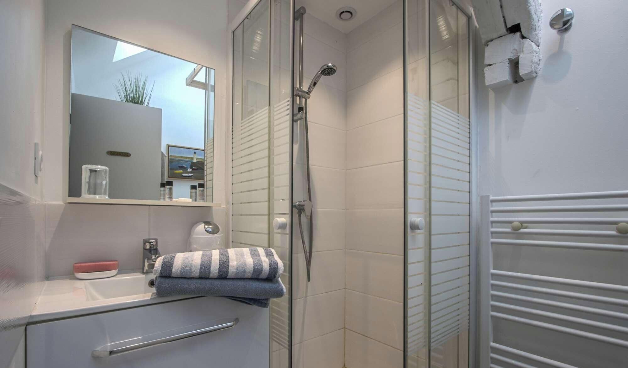 Een douche, een haardroger, handdoeken