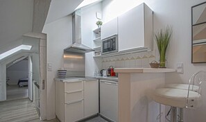 ثلاجة، ميكروويف، موقد طهي مسطح، ماكينة لصنع القهوة/الشاي