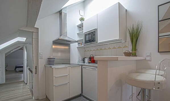 Kühlschrank, Mikrowelle, Herdplatte, Wasserkocher mit Kaffee-/Teezubehör