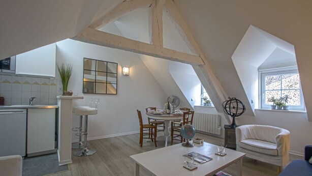 Amplio loft con cocina, comedor y zona de estar. Un gran tragaluz proporciona luz natural.