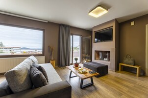 别墅, 3 间卧室, 私人游泳池, 海景 | 起居区 | 32-英寸纯平电视 （配备数码频道）、办公室