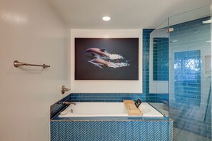 Badewanne, Haartrockner, Handtücher